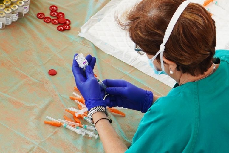 Castilla y León plantea adelantar segundas dosis de AstraZeneca por la cepa Delta