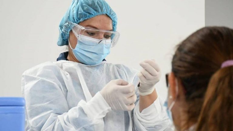 Cerca del 70% de vacunados tiene síntomas leves o ninguno tras la dosis