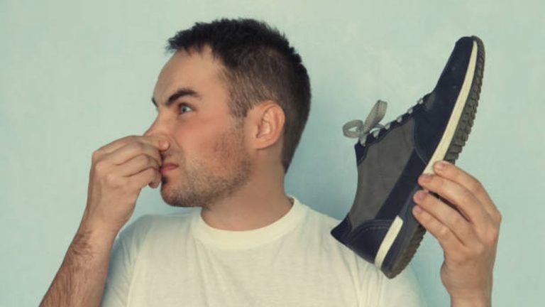 Cómo eliminar el mal olor de los zapatos de verano