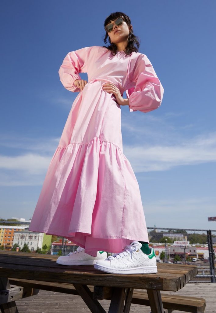 Zapatillas esenciales de Adidas, detalle en verde.