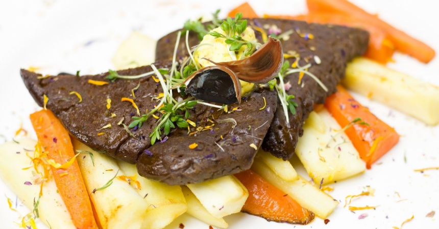 Seitán con ajos negros