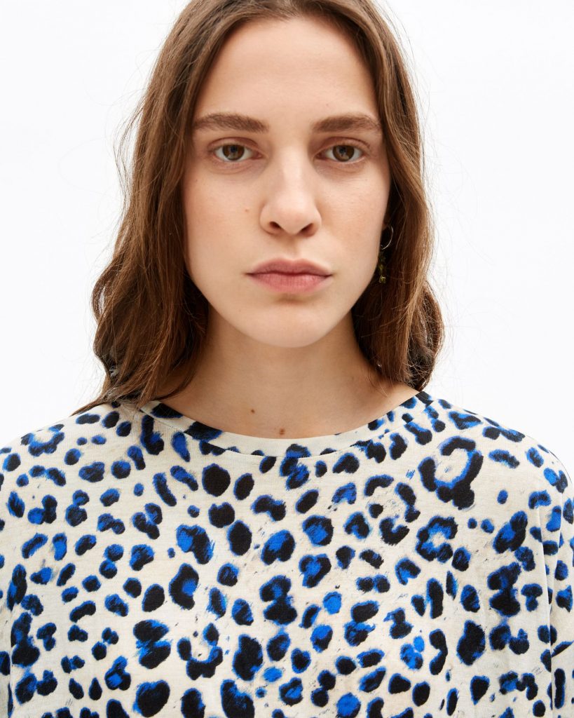 Atractiva camiseta con animal print.
