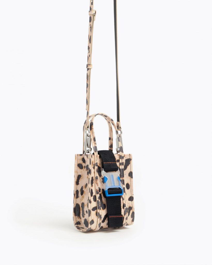 Bimba y Lola y el animal print de sus bolsos pequeños.