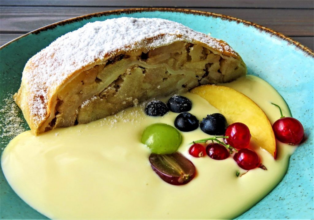 crema pastelera con strudel de manzana