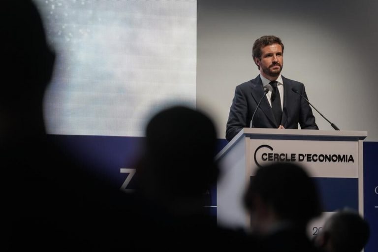Casado rechaza los indultos delante de los empresarios catalanes