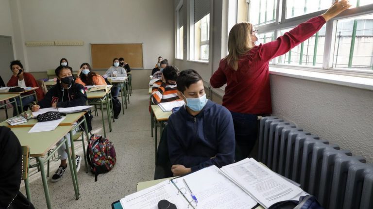 Descienden a 243 los casos activos de Covid en centros educativos de Galicia
