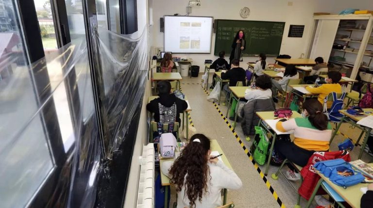Bajan a 468 los casos activos en centros educativos gallegos