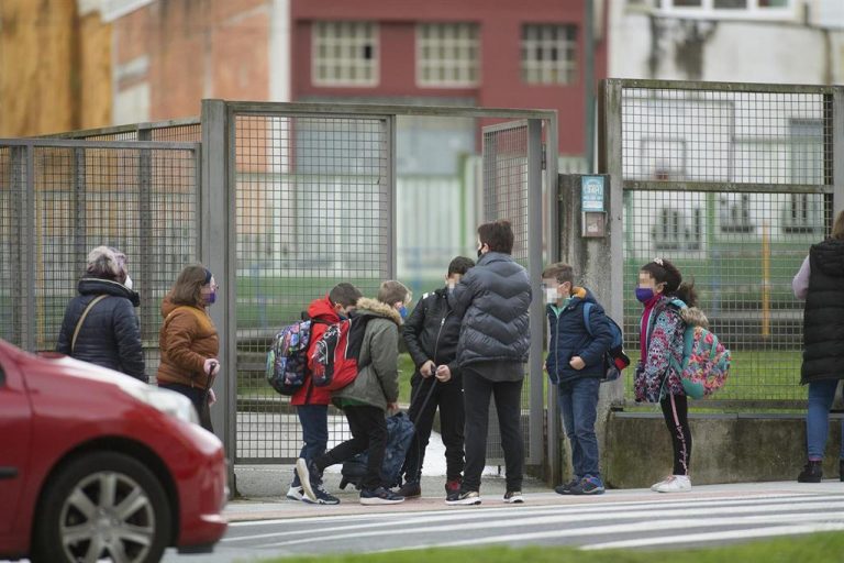 Los casos activos de Covid descienden a 389 en los centros educativos gallegos