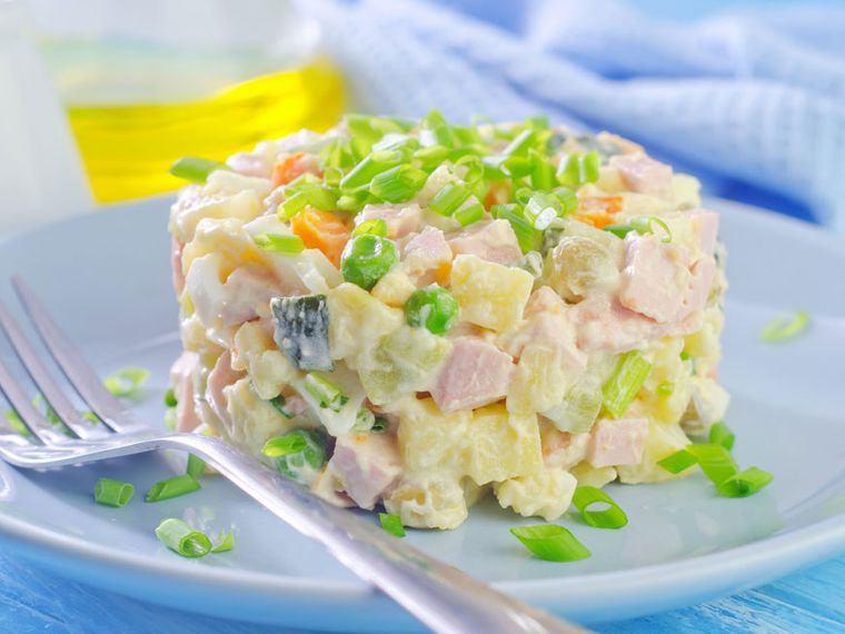 Ingredientes que no debes echar a la ensaladilla rusa si no quieres destrozarla