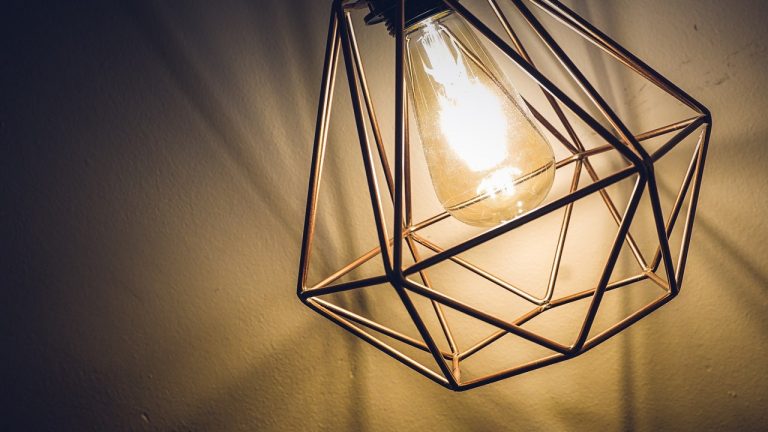 Facua pide a la CNMC modificar los tramos horarios de la factura de la luz