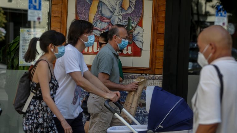 Galicia ultima el plan para retirar la mascarilla en exteriores