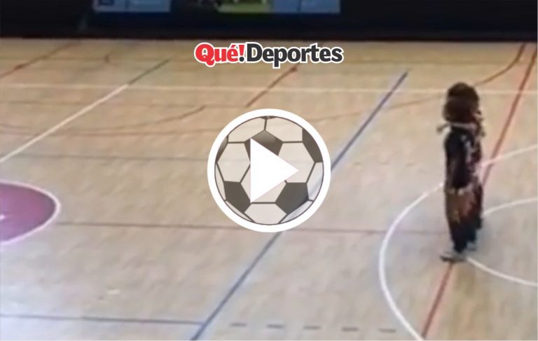 Increíble, pero es un gol en contra ¡En medio de un homenaje!