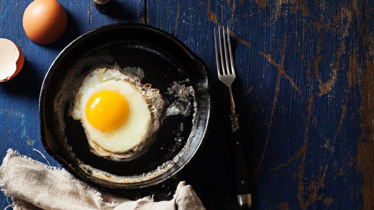 Huevo frito: tres trucos infalibles para que no te salte el aceite