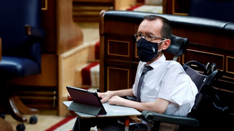 Unidas Podemos no se conforma con la bajada del IVA a la luz