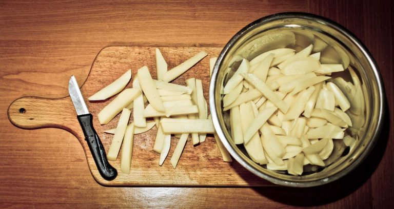 Patatas fritas crujientes: cómo cortar las patatas para que salgan de escándalo