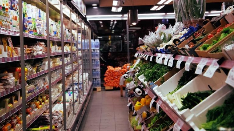 Plazo: la tarjeta bancaria que te devuelve dinero por tus compras diarias