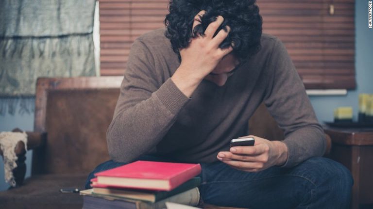 El Congreso insta al Gobierno a estudiar un teléfono grautito contra el suicidio