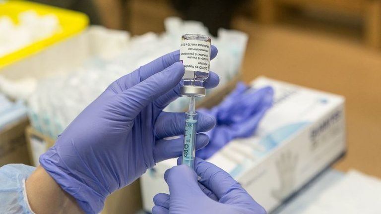 Los acontecimientos adversos tras la vacunación de la covid-19 bajan a un 0,25% en Valencia