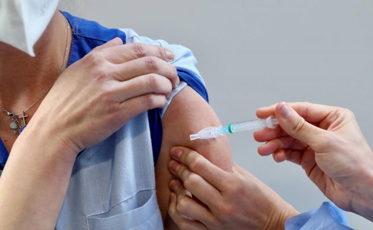 Casi un 70% de los vascos de 50 a 59 años ha recibido al menos una dosis de la vacuna