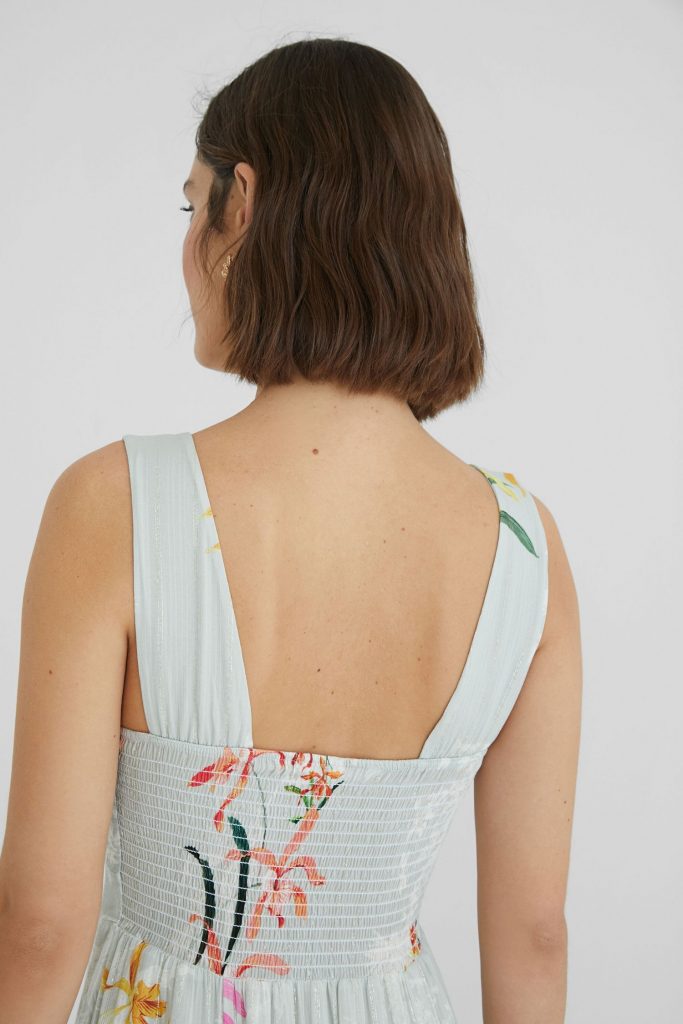Detalle de la espalda en el vestido de Desigual seleccionado entre sus chollos.