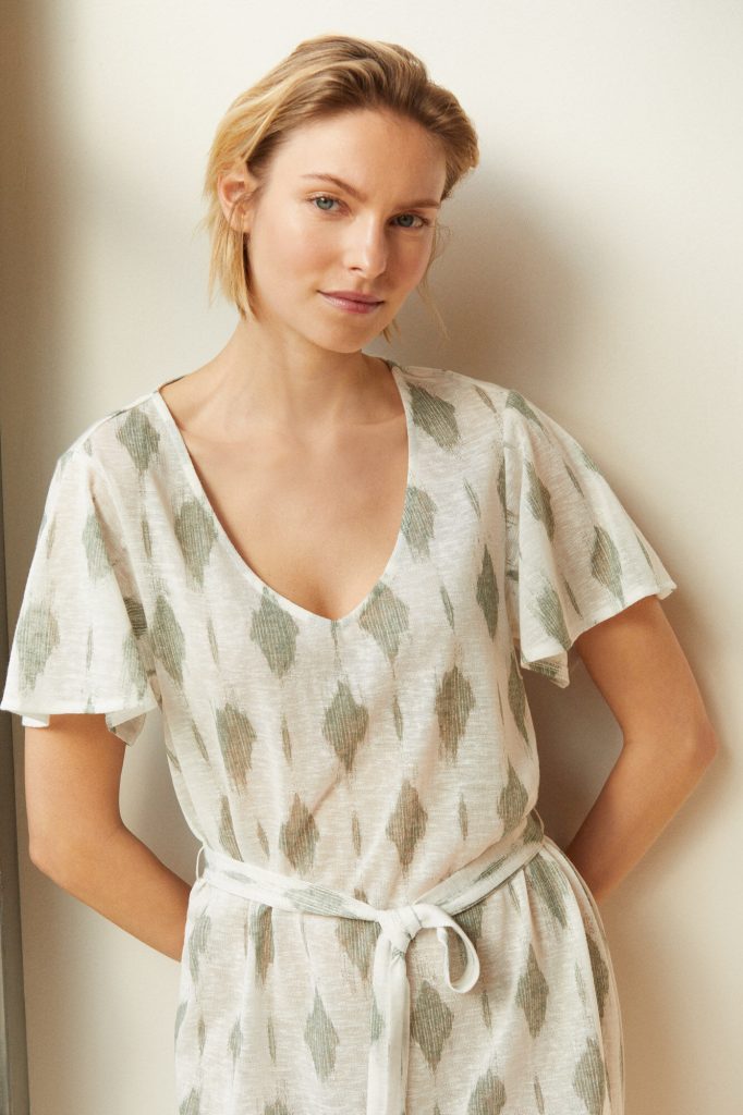 Vestido fresquito de lino de Cortefiel.