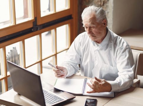 viejennial ordenador Viejennials: los nuevos compradores online enamorados de lo tradicional