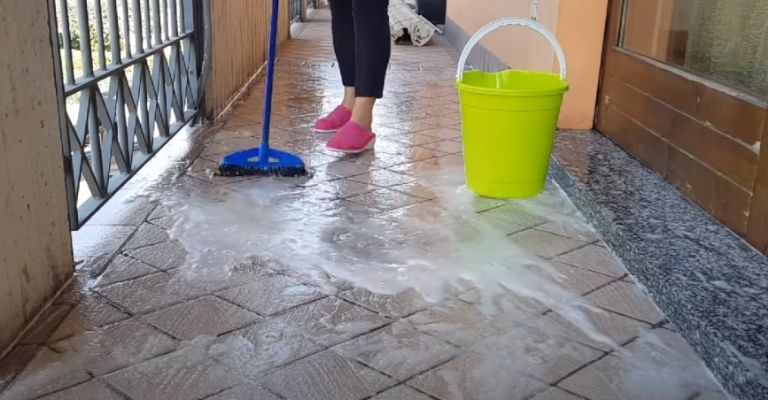 Limpieza del suelo del balcón de acuerdo a su tipo