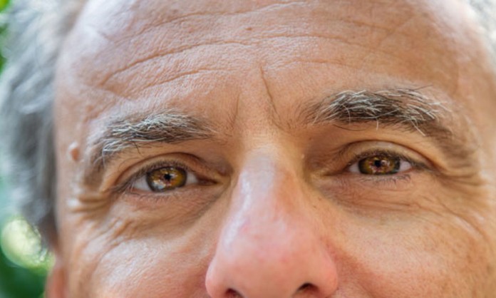 ¿Se puede impedir que las canas aparezcan en las cejas?