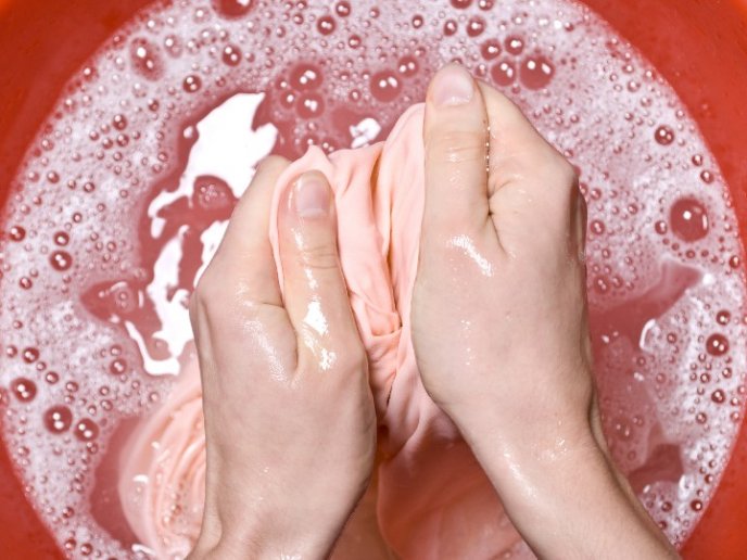 Cómo quitar las manchas de cremas en la ropa 2 Toma nota