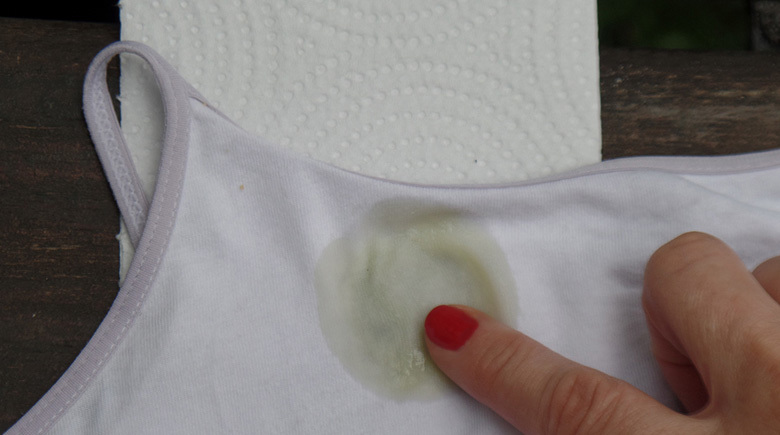 Cómo quitar las manchas de aceite de la ropa 1 Cero manchas de aceite en la ropa en cuestión de minutos