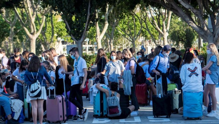 118 estudiantes del 'macrobrote' de Mallorca zarpan hacia Valencia en un dispositivo 