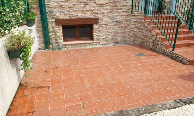 Limpieza para el balcón con suelo de cerámica de gress