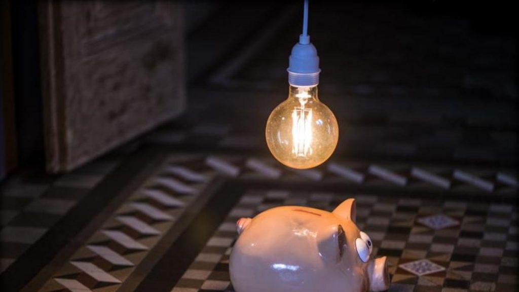 Cómo ahorrar luz en verano 2 Dile adiós al gasto innecesario de energía y ahorra dinero