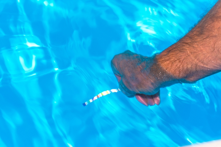 ¿Cuál es el nivel de pH correcto en una piscina y qué  hacer si está alto?