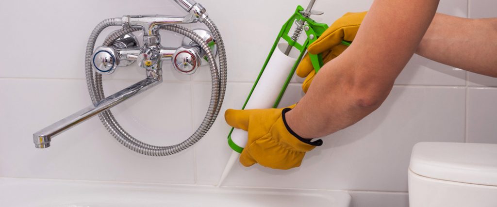 Colocar la nueva silicona en los azulejos para que quede perfecta 