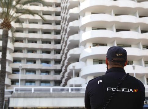 Los estudiantes madrileños confinados en Mallorca vuelven a sus casas tras 5 días retenidos Los estudiantes madrileños confinados en Mallorca vuelven a sus casas tras 5 días retenidos