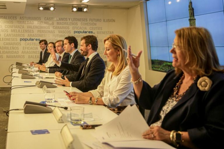 Casado acusa a Sánchez de pretender un recorte en las pensiones: 