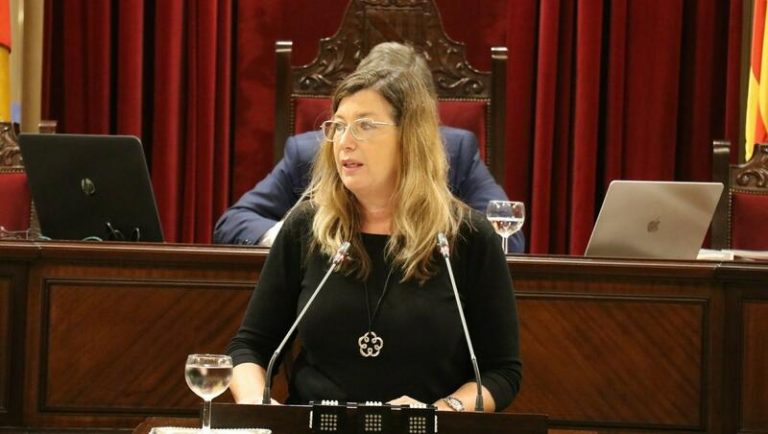La consellera de Salud de Baleares comparecerá la próxima semana en el Parlament por el 'megabrote' de COVID en Mallorca