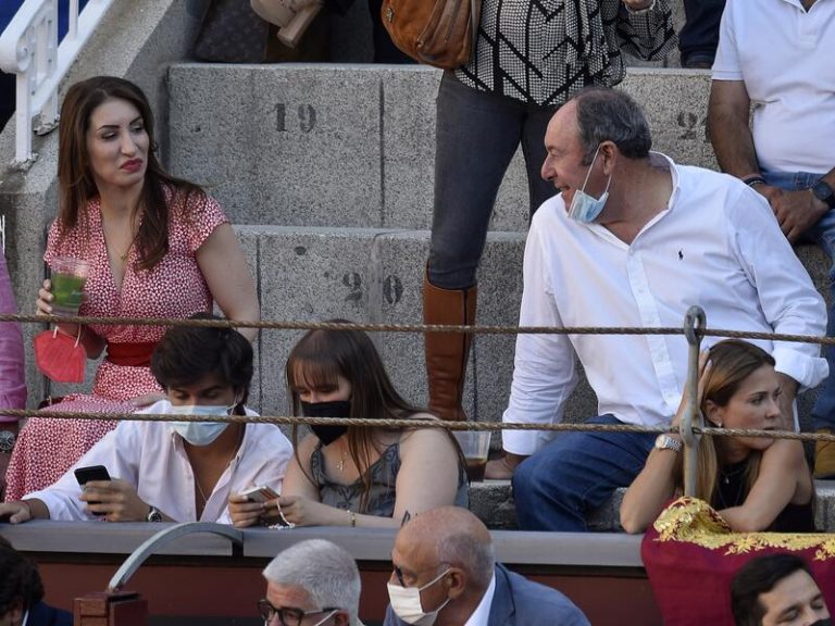 'El Chatarrero', risas y confidencias con otra mujer en los toros