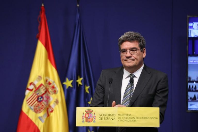 Escrivá dice que hay que evitar que los jóvenes soporten el gasto en pensiones de los 'boomers'