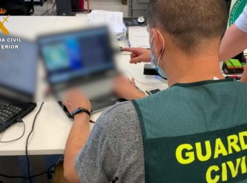La Guardia Civil detiene a 16 personas de una red dedicada a cometer estafas a través de Internet La Guardia Civil detiene a 16 personas de una red dedicada a cometer estafas a través de Internet