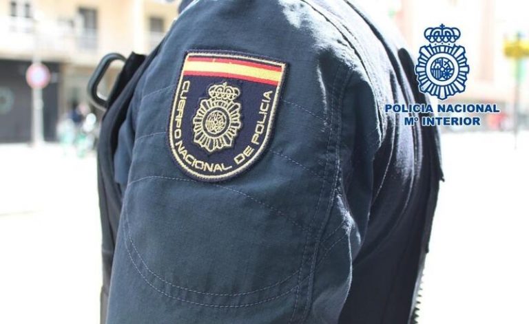 Detienen a un hombre por insultos racistas a dos mujeres y hacerse pasar por agente de la autoridad