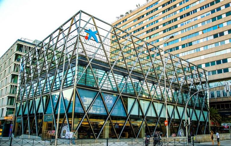 CaixaBank abre un centro 'all in one' en el edificio Axis de Madrid