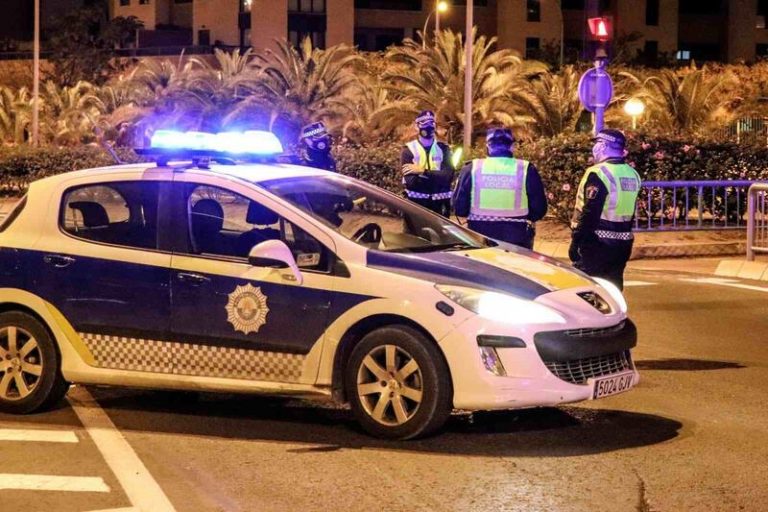 Desalojan un macrobotellón de unas 1.000 personas en Torrevieja