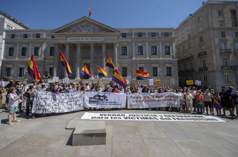 Colectivos antifranquistas se concentran frente al Congreso para pedir el fin de la impunidad del franquismo