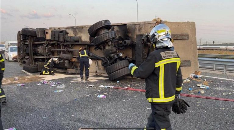 Aparatoso accidente entre camiones deja dos heridos e importantes retenciones en Getafe