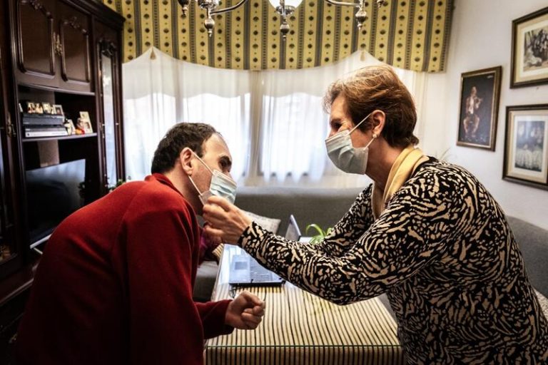 Los españoles, los que menos mantendrán la distancia social y la mascarilla una vez vacunados