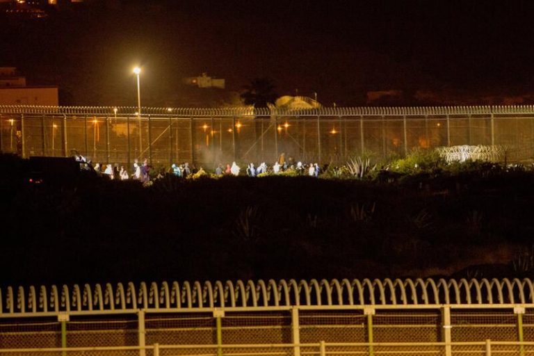 Más de 200 migrantes, algunos heridos, entran a Melilla saltando la valla