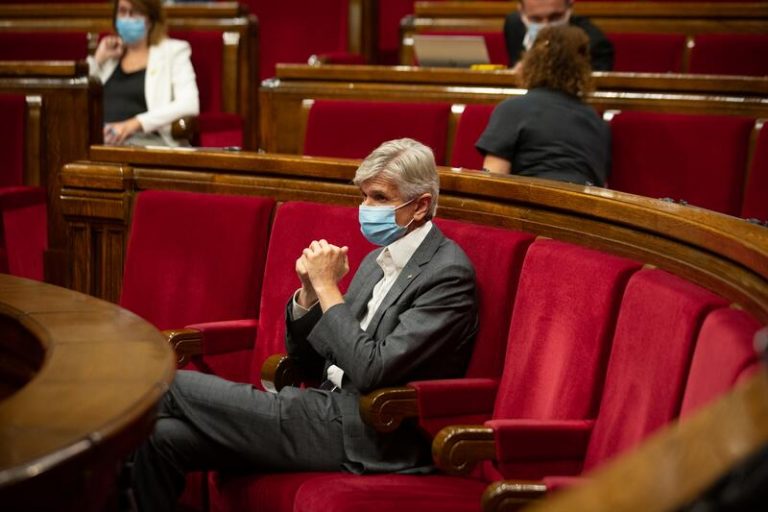 Cataluña se plantea cancelar las vacaciones del personal sanitario por el repunte de casos