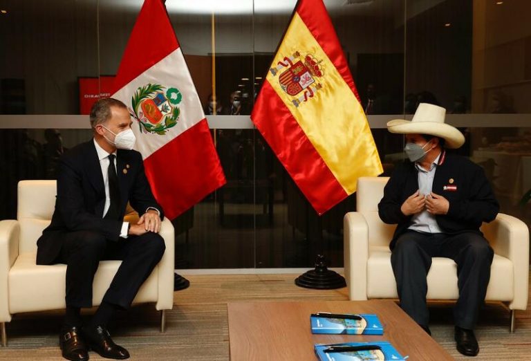 El rey Felipe VI se reúne con Pedro Castillo en la víspera de la toma de posesión en Perú
